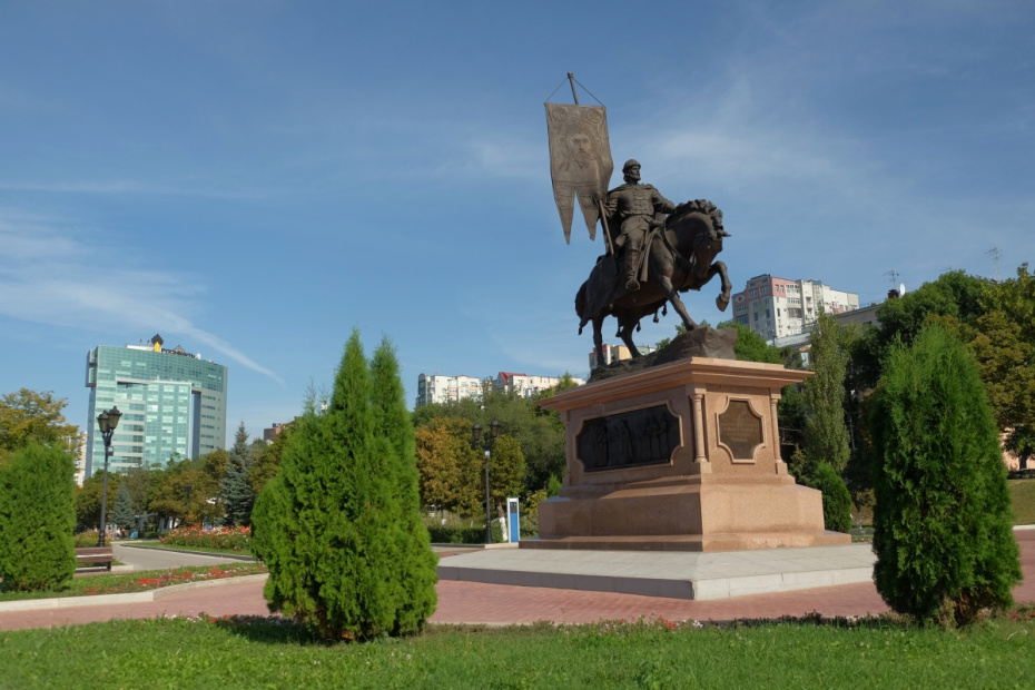 Памятник основателю города князю Григорию Засекину скульптора Карена Саркисова на Полевом спуске в Самаре
