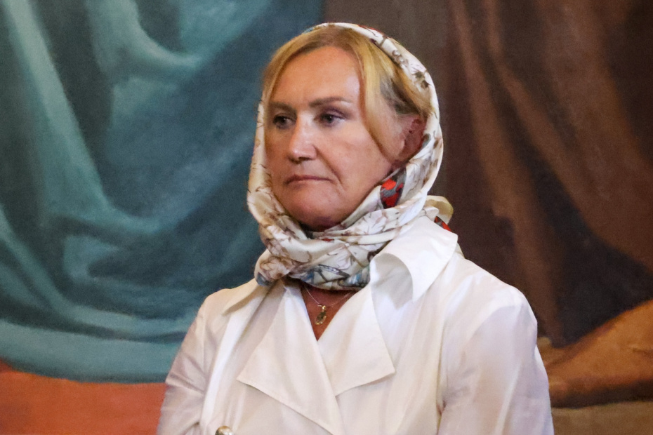 Елена Батурина во время божественной литургии в праздник Преображения Господня и Спаса нашего Иисуса Христа (Яблочного Спаса), 2025 год