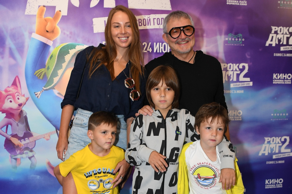 Дмитрий Дибров с супругой Полиной и детьми на премьере анимационного фильма, 2021 год