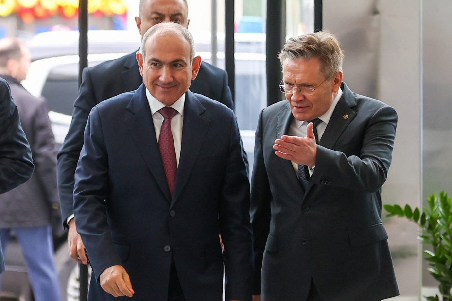 Премьер-министр Армении Никол Пашинян и глава госкорпорации «Росатом» Алексей Лихачев (слева направо) на международном форуме «Мировая атомная неделя» на ВДНХ