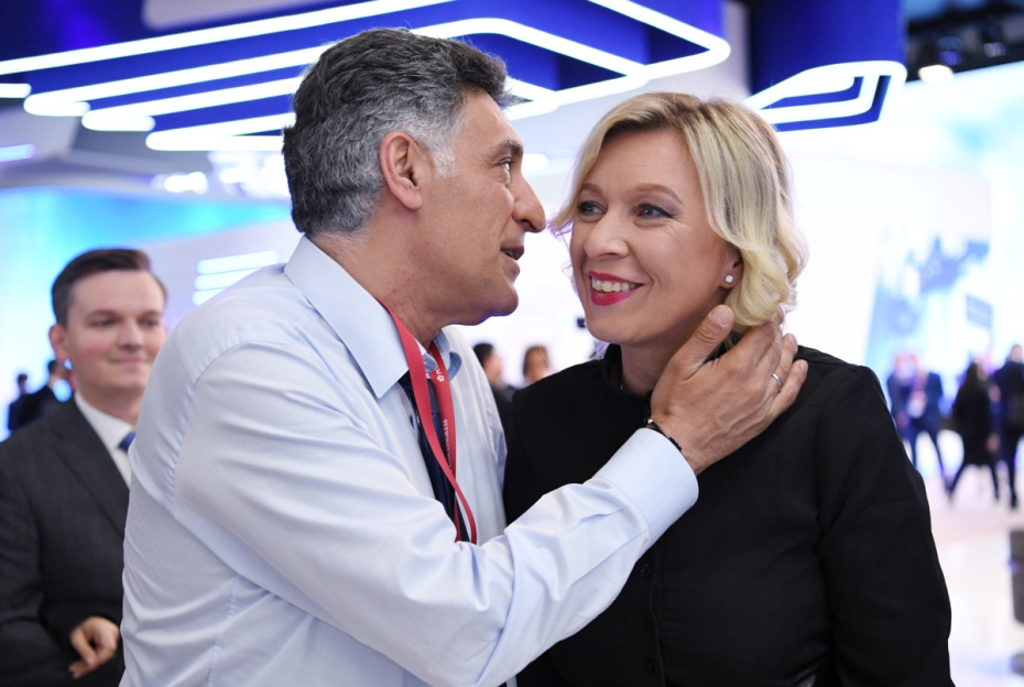 Режиссер, телеведущий программы «Международная пилорама» Тигран Кеосаян и официальный представитель Министерства иностранных дел РФ Мария Захарова, 2022 год