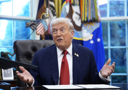 Трамп отреагировал на встречу главы Пентагона с сотнями генералов