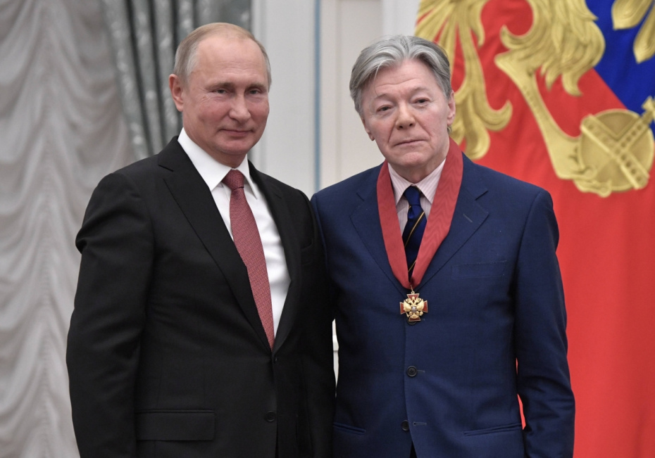 Президент РФ Владимир Путин и народный артист РСФСР актер Московского государственного театра «Ленком» Александр Збруев, награжденный орденом «За заслуги перед Отечеством» II степени