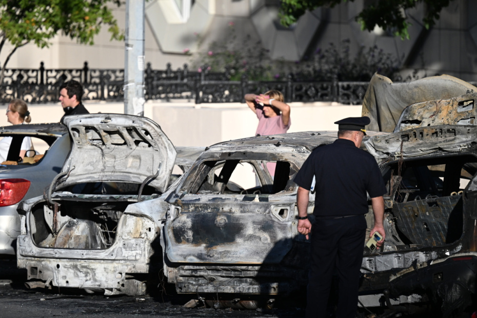 Автомобили в центре Новороссийска, сгоревшие вследствие ударов дронов со стороны ВСУ