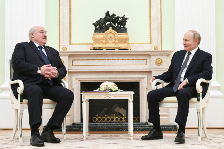 Президент РФ Владимир Путин и президент Белоруссии Александр Лукашенко (слева) во время встречи