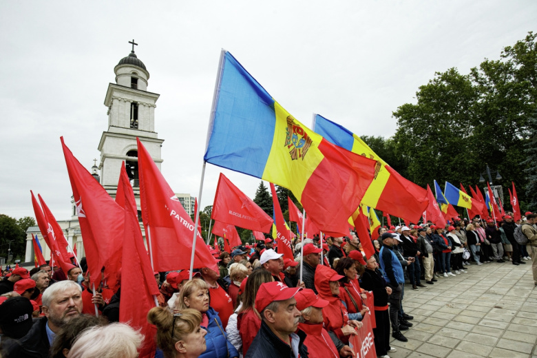Участники митинга в поддержку свободных и честных выборов в Молдавии