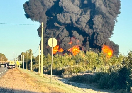 Маршрут движения двух поездов изменили из-за взрыва в Псковской области