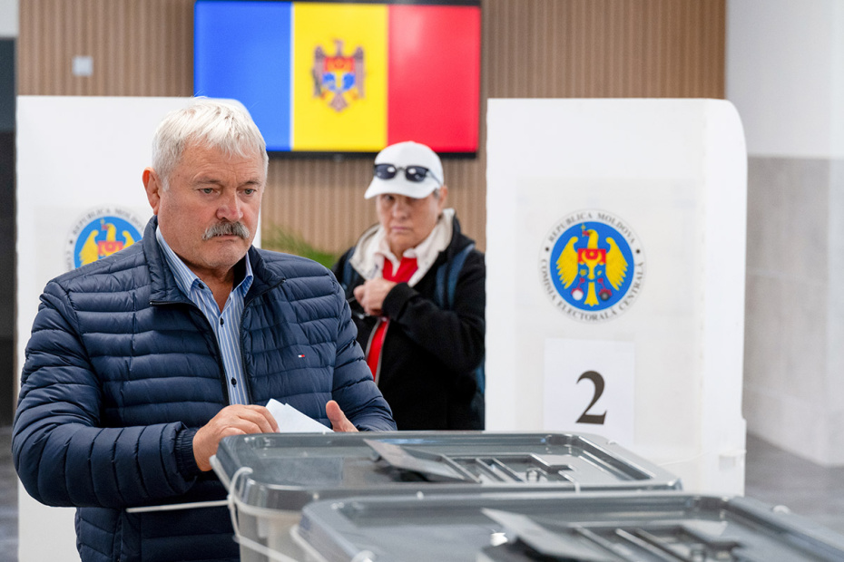 Люди во время голосования на парламентских выборах в Молдавии