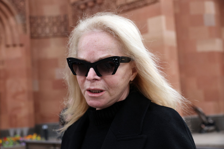 Лариса Долина на прощании с режиссером, телеведущим заслуженным артистом РФ Тиграном Кеосаяном в Армянской церкви на Олимпийском проспекте