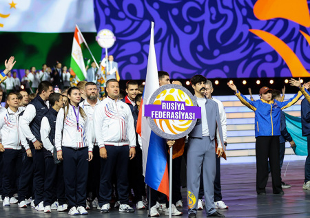Спортсмены пронесли флаг России на церемонии открытия Игр стран СНГ