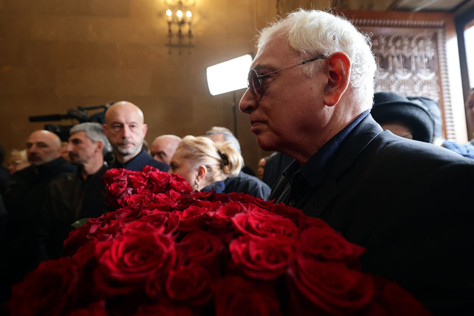 Карен Шахназаров на церемонии прощания с режиссером и телеведущим Тиграном Кеосаяном в армянской церкви Святого Креста в Москве