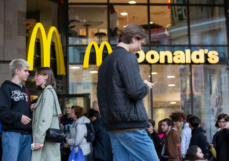 Украинцы начали платить McDonald's за работу и бронь от мобилизации