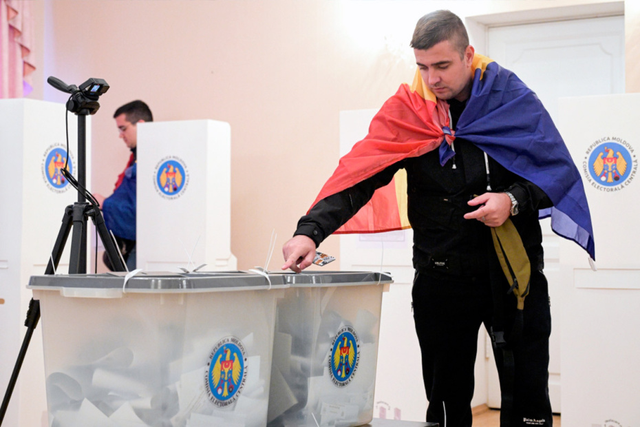 Мужчина голосует на избирательном участке в посольстве Республики Молдова в Москве на парламентских выборах Молдавии