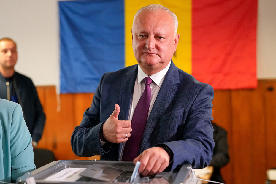 Экс-президент Молдавии Игорь Додон во время голосования на парламентских выборах в Молдавии