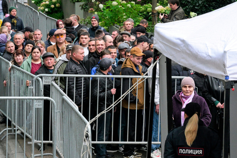 Граждане Молдавии собрались у посольства Республики Молдова в Москве для голосования на парламентских выборах Молдавии