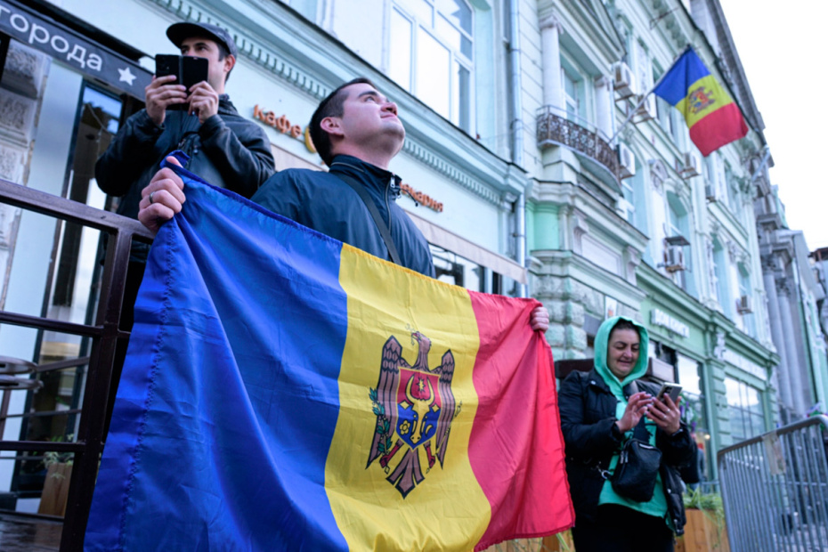 Граждане Молдавии у посольства Республики Молдова в Москве во время парламентских выборах в Молдавии
