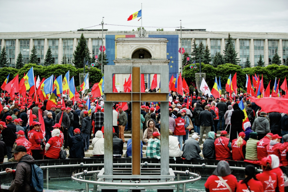 Участники митинга в поддержку свободных и честных выборов в Молдавии