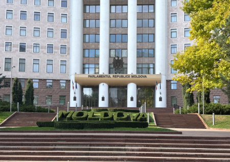 Партия Санду выиграла на выборах в парламент, но с одним нюансом