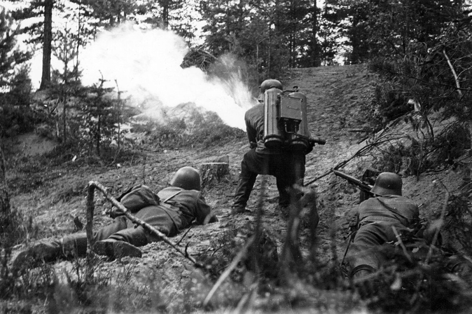 Финские солдаты с огнеметом в Карелии. 1942 год