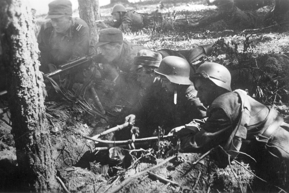 Финские солдаты на позиции в лесу в Карелии. 1941 год