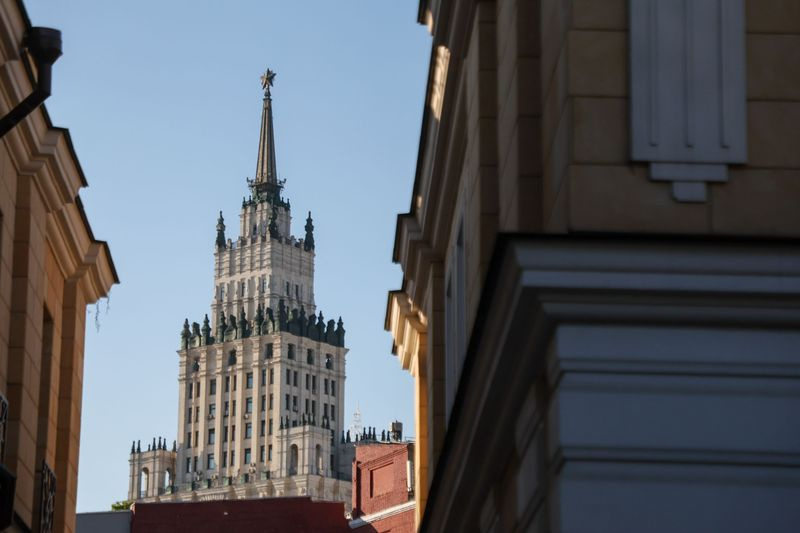 Высотное здание на площади Красных Ворот в Москве
