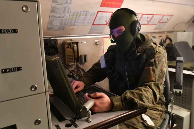 Военнослужащий в кабине управления оперативно-тактическим ракетным комплексом «Искандер»