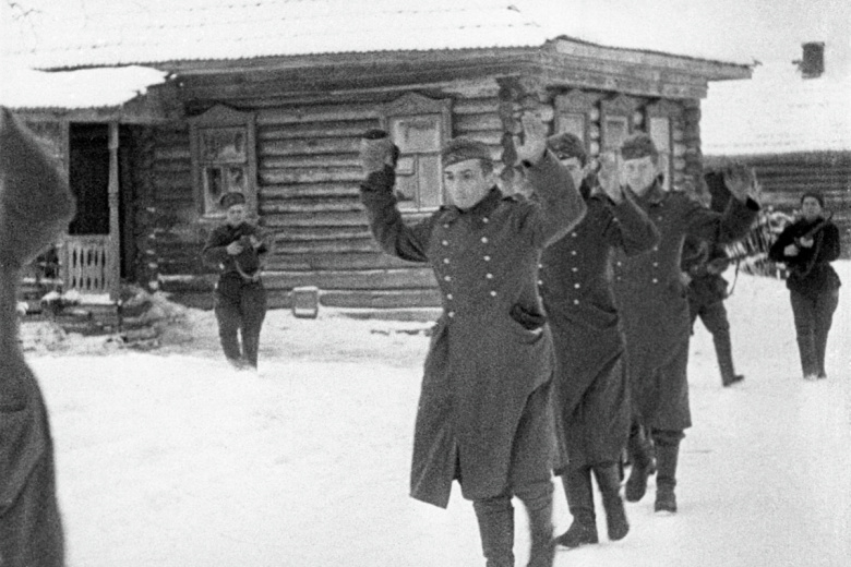 Солдаты фашистской армии сдаются в плен