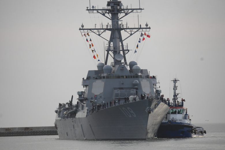 Ракетный эсминец ВМС США. Судно вооружено ракетами SM-2 и ракетами «Томагавк»