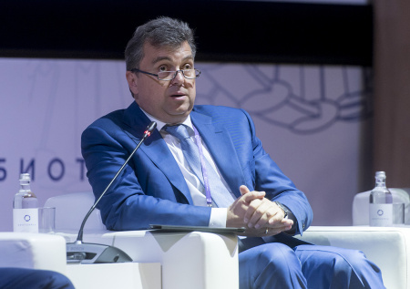 Медицинские разработки, внедрение ИИ: интервью со статс-секретарем Ростеха
