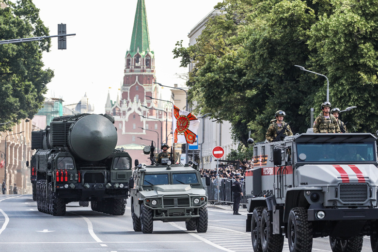 Автономная пусковая установка ПГРК «Ярс» на Тверской улице во время проезда военной техники в День Победы