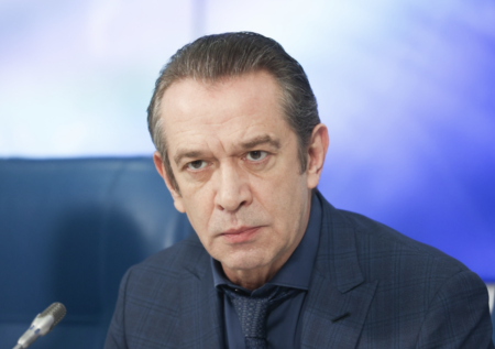 Трудности в театре, срок на Украине, конфликт с дочкой: как живет Машков