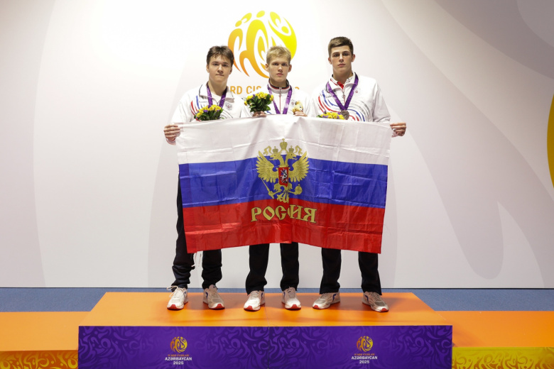 Российские фехтовальщики Ярослав Борисов, Петр Тайченачев и Иван Новиков