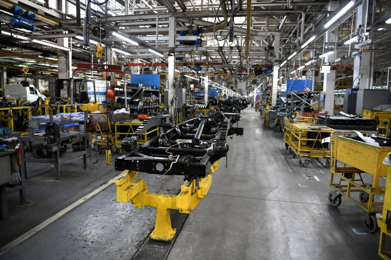 В сборочном цехе на Горьковском автозаводе (ГАЗ)
