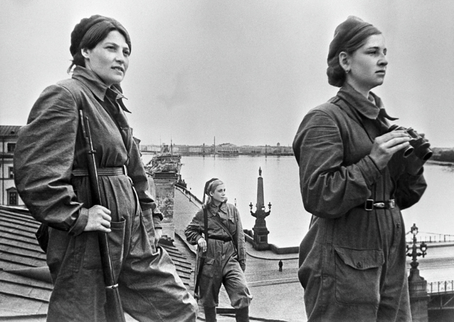 Великая Отечественная война 1941-1945 гг. Блокада Ленинграда. Девушки-бойцы местной противовоздушной обороны (МПВО) несут боевое дежурство на крыше дома №4 по улице Халтурина (Миллионной)