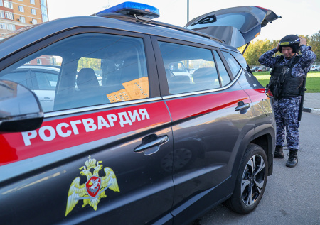 В Петербурге мужчина пытался въехать на территорию наркодиспенсера