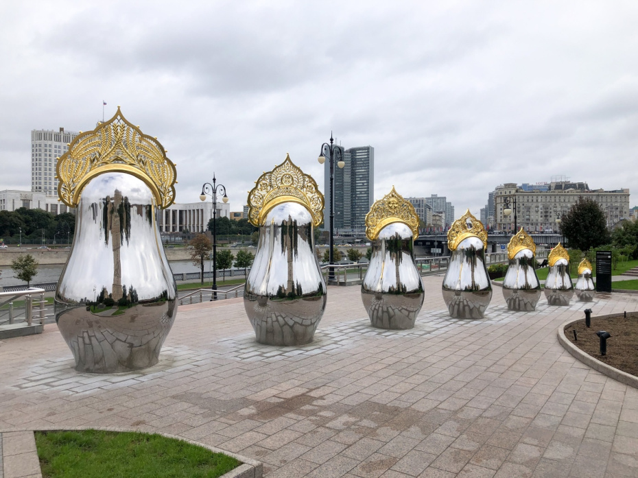 Арт-объект в виде семи зеркальных матрешек в золотых кокошниках перед гостиницей «Украина» в центре Москвы