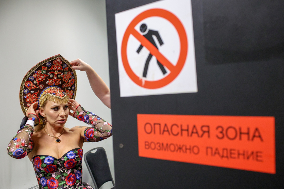 Участница конкурса «Миссис Россия Мира — 2024» перед выходом на сцену