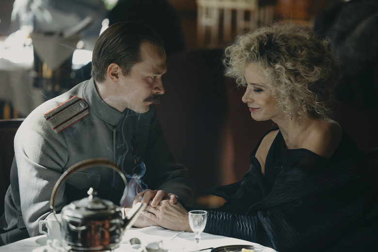 Юра Борисов и Юлия Высоцкая в сериале «Хроники русской революции»