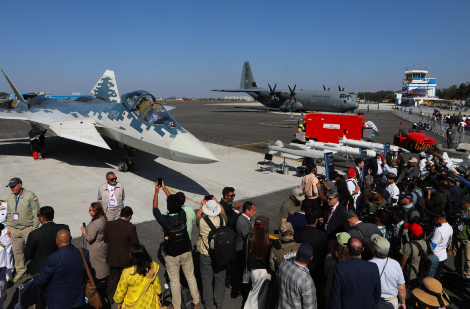 Российский истребитель Су-57 (слева) на Международной выставке авиакосмической техники Aero India 2025 на авиабазе ВВС Индии Елаханка