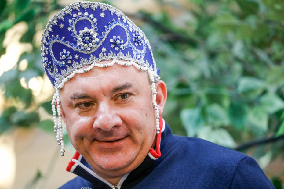 Шоумен Николай Фоменко во время акции в поддержку сборной России по футболу «Сжуем за Родину!» в ГУМе