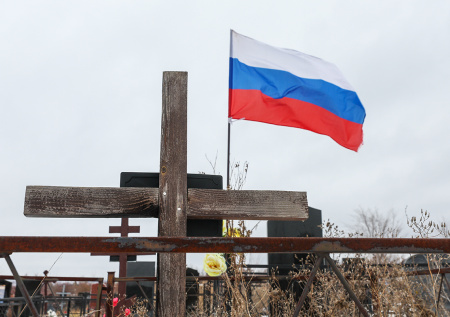 На Урале разгромили памятники и разорвали флаги на кладбище