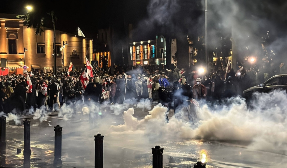 Стычки участников митинга оппозиции с полицией в Тбилиси