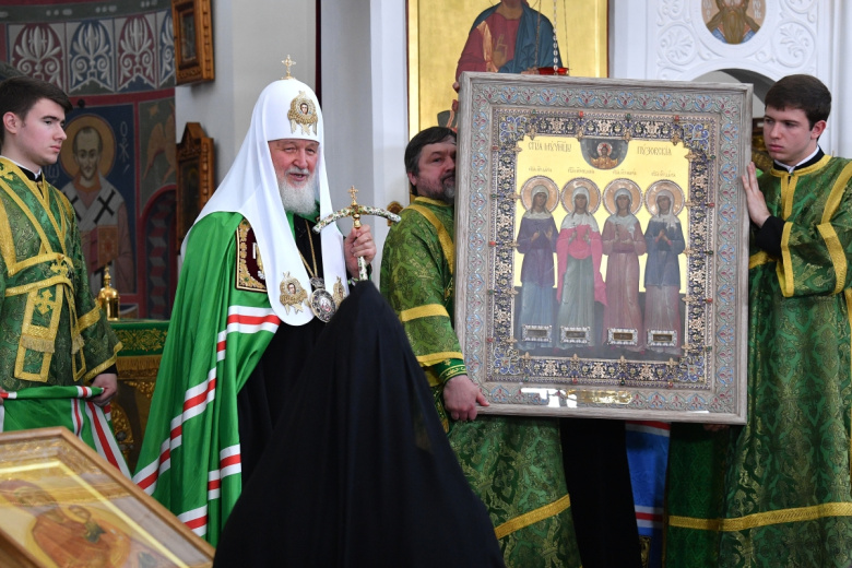 Глава РПЦ, патриарх Московский и всея Руси Кирилл передает в дар храму икону Пузовских мучениц Евдокии Шейковой, Дарии Тимагиной, Дарии Улыбиной и Марии Неизвестной с частицами мощей
