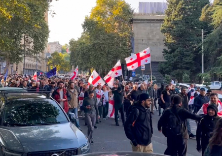 Протестующие пошли на штурм президентского дворца в Тбилиси