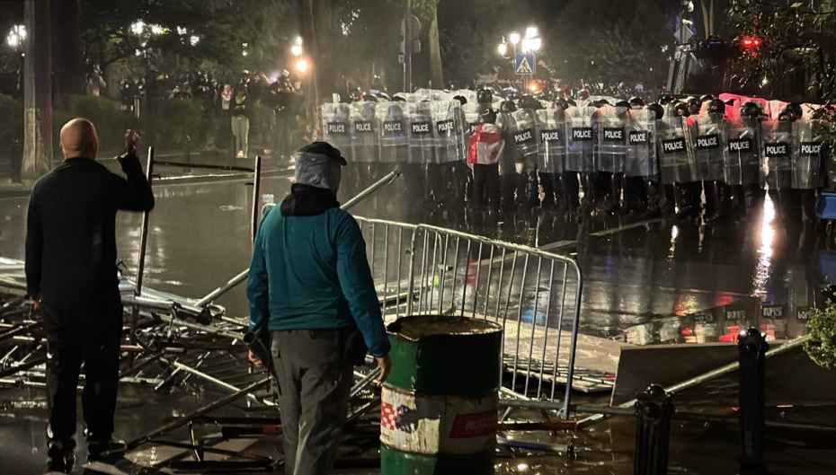 Стычки участников митинга оппозиции с полицией в Тбилиси