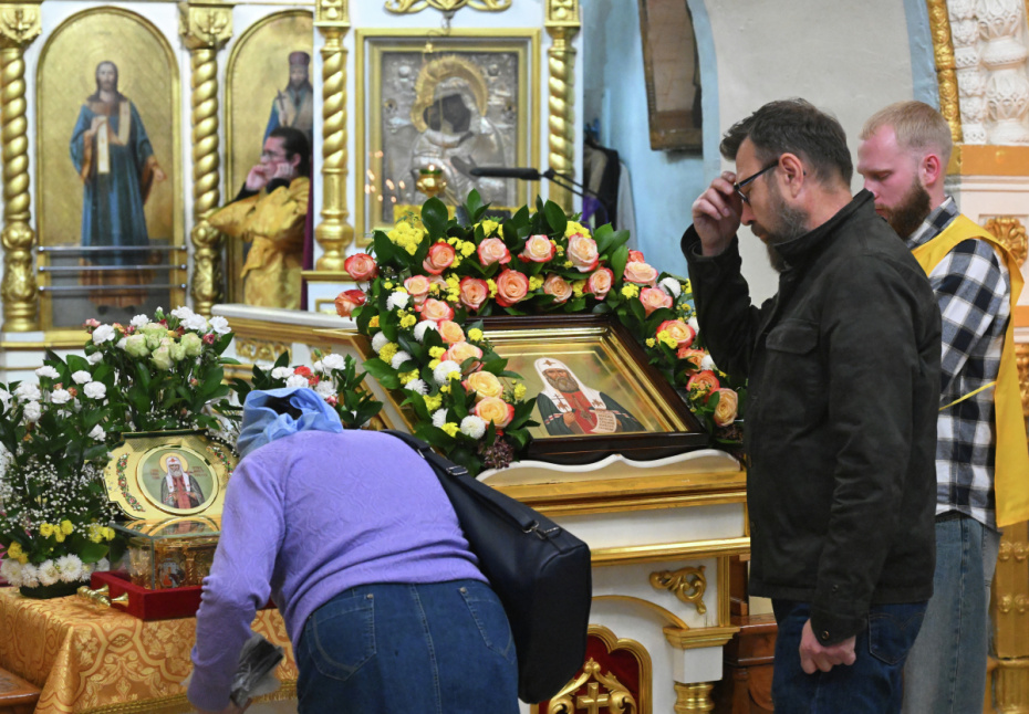 Верующие поклоняются иконе и ковчегу с мощами святителя Тихона, патриарха Московского и всея Руси в 1917–1925 годах