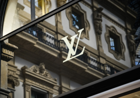 Louis Vuitton решил официально прописаться в российском правовом поле