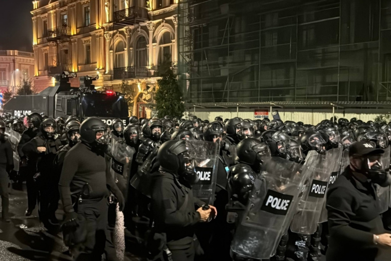 Стычки участников митинга оппозиции с полицией в Тбилиси