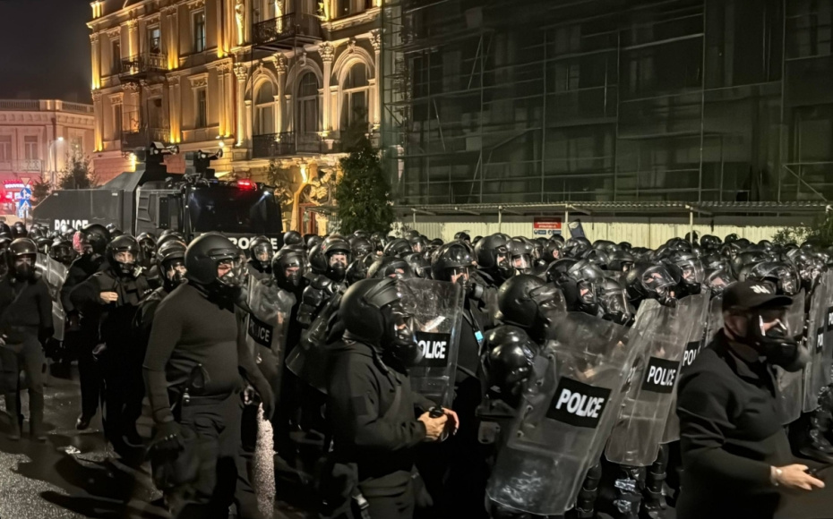 Стычки участников митинга оппозиции с полицией в Тбилиси