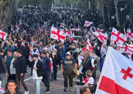 В Тбилиси полиция начала разгонять митингующих водометами